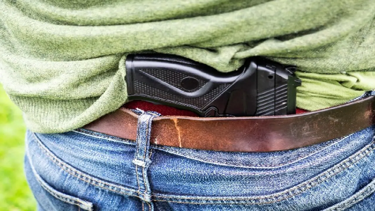 Kolkata Police arrested a man roaming with a gun Kolkata Police arrested a man roaming with a gun