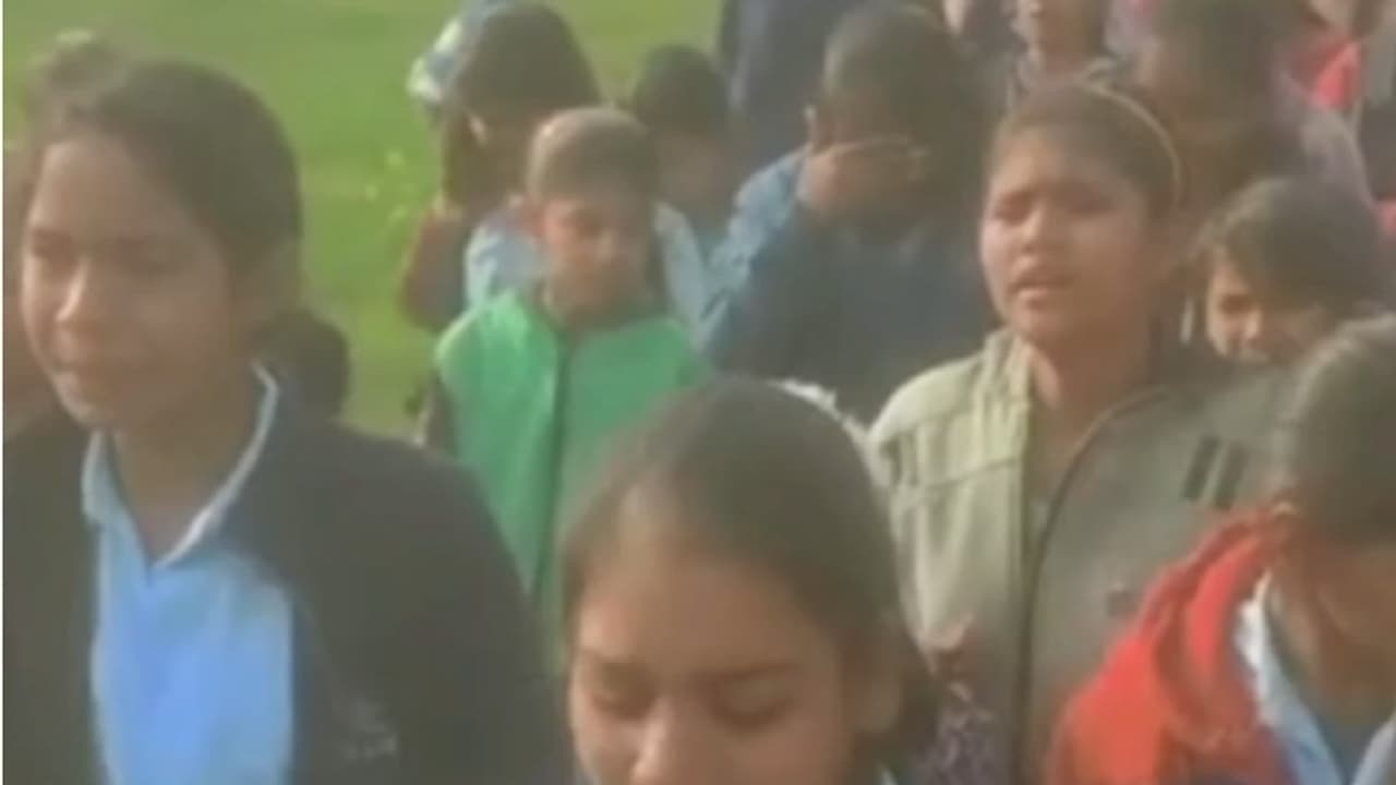 Alwar news Students gave unique farewell to teacher in Rajasthan Alwar news Students gave unique farewell to teacher in Rajasthan