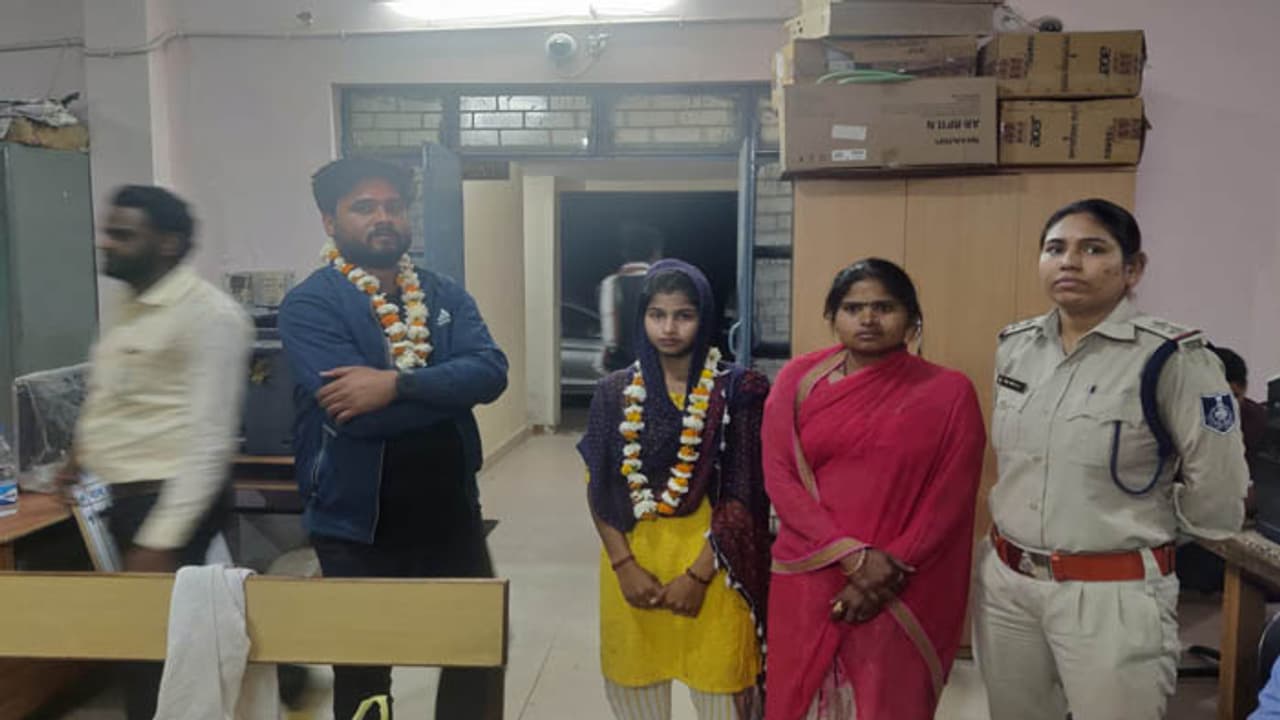 unique love story policemen got the boy and girl married in the police station on the day of Holi unique love story policemen got the boy and girl married in the police station on the day of Holi