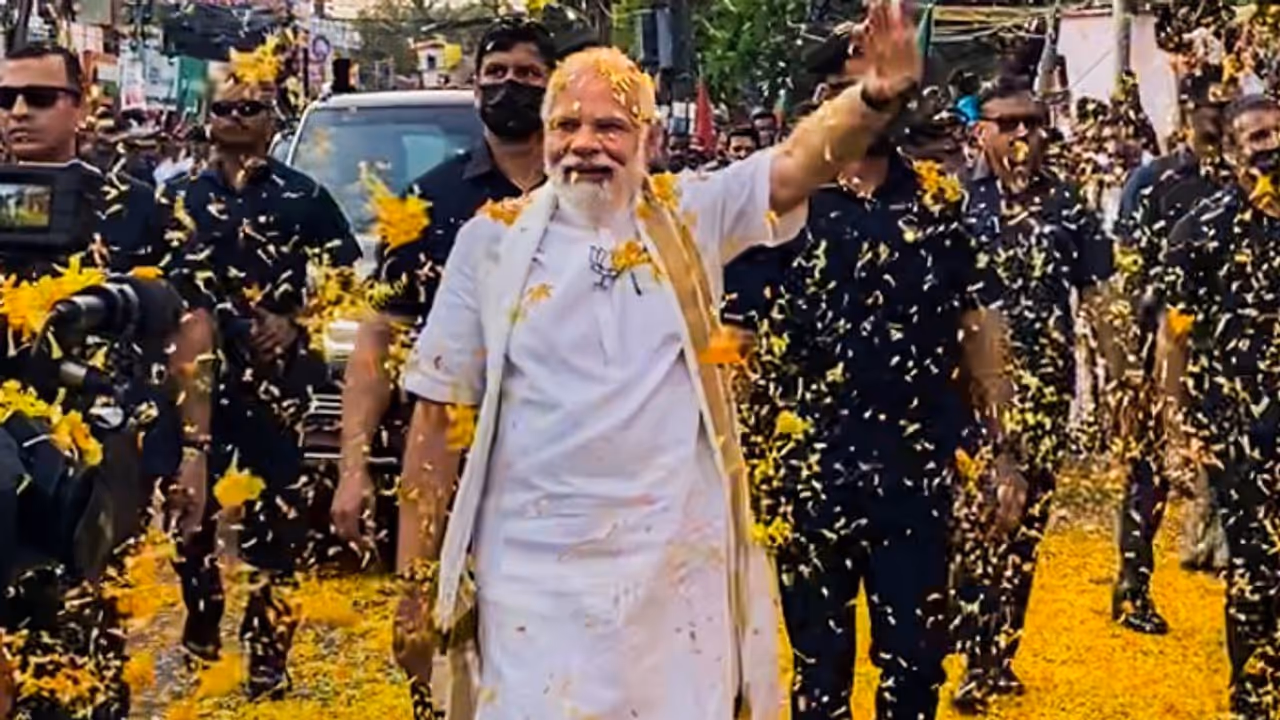 PM Modi receives rousing welcome in Kerala thousands line the road to see him PM Modi receives rousing welcome in Kerala thousands line the road to see him