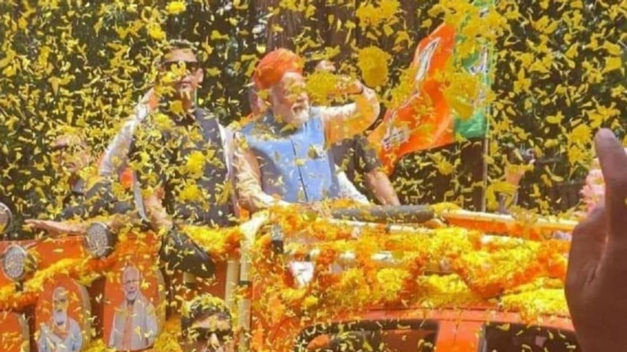 Karnataka election 2023 pm modi is received with cardamom turban and Mala in haveri karnataka bsm Karnataka election 2023 pm modi is received with cardamom turban and Mala in haveri karnataka bsm