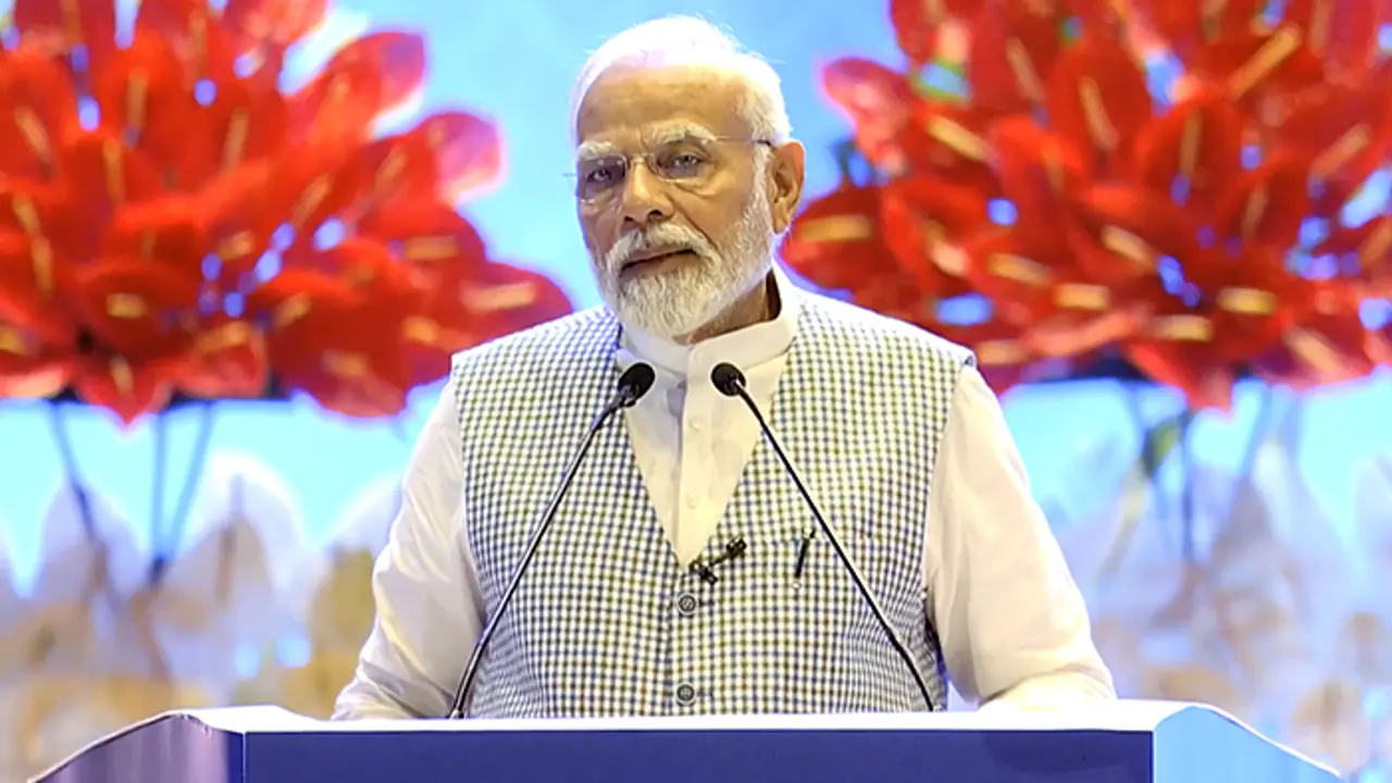 PM Narendra Modi listened to the experiences of the workers and officials on duty at the G20 Summit bsm PM Narendra Modi listened to the experiences of the workers and officials on duty at the G20 Summit bsm