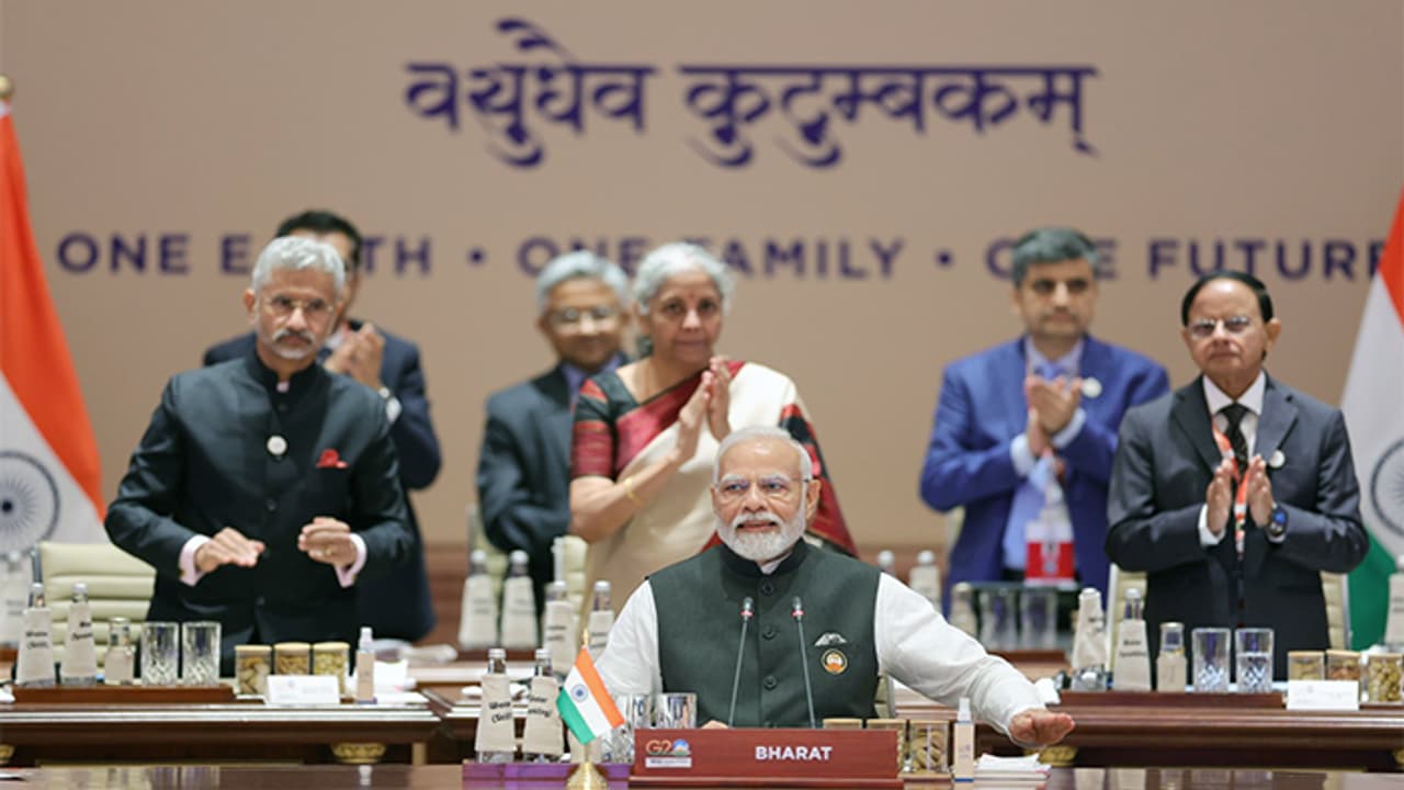 PM Narendra Modi listened to the experiences of the workers and officials on duty at the G20 Summit bsm
