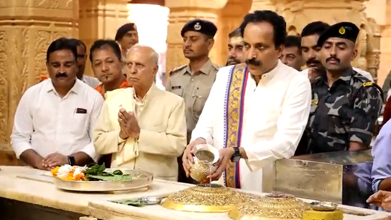 isro chairman somanath visits somnath temple gujarat bsm isro chairman somanath visits somnath temple gujarat bsm