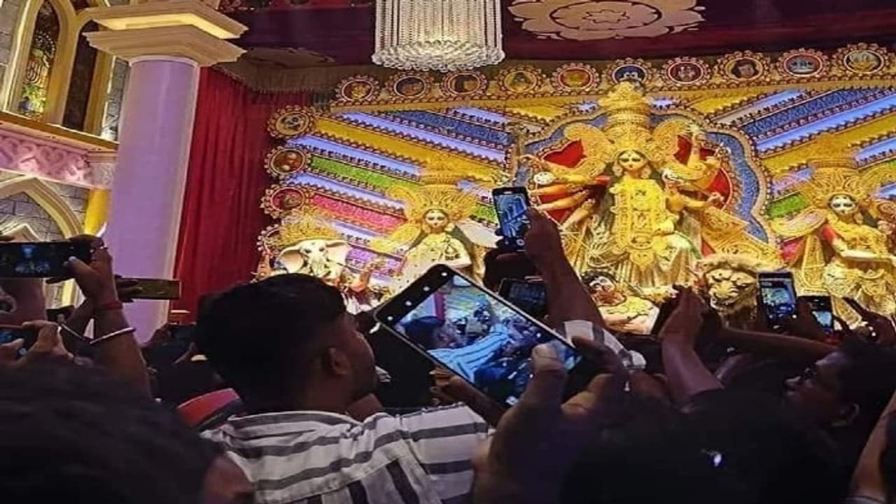 durga puja crowd