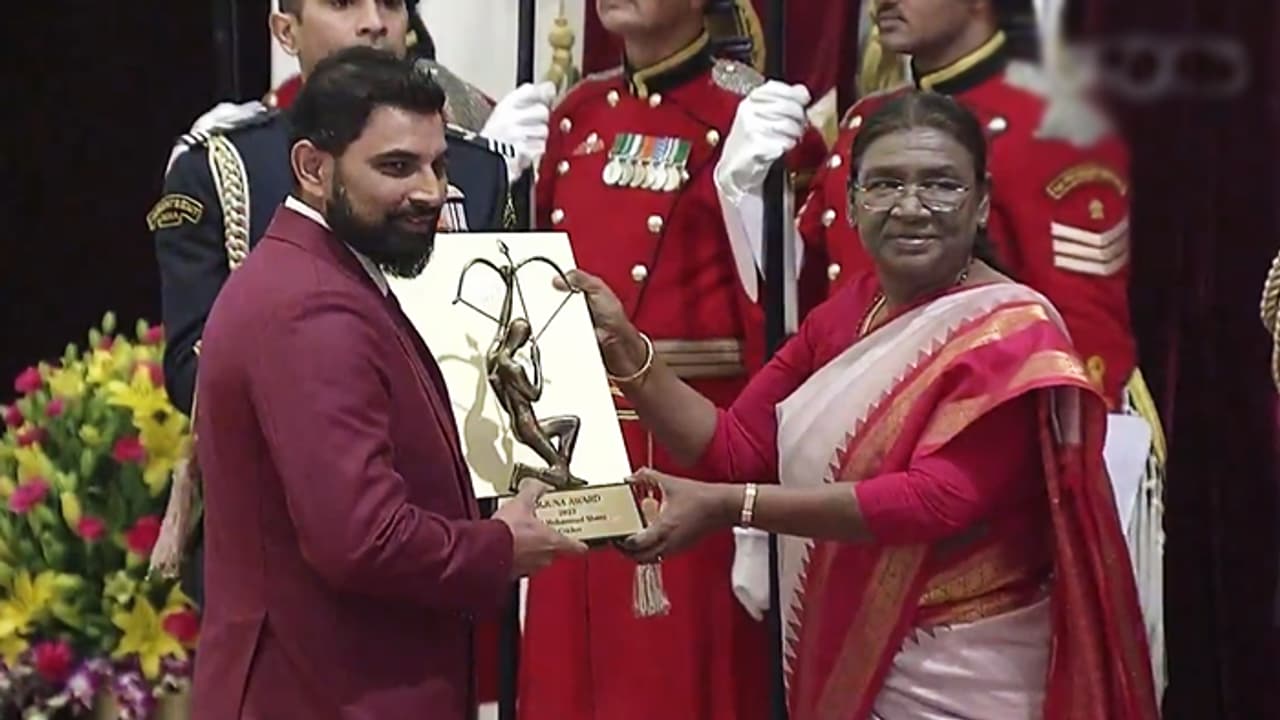 national sports awards Mohammed Shami and reveives arjuna award from presicent draupadi murmu bsm