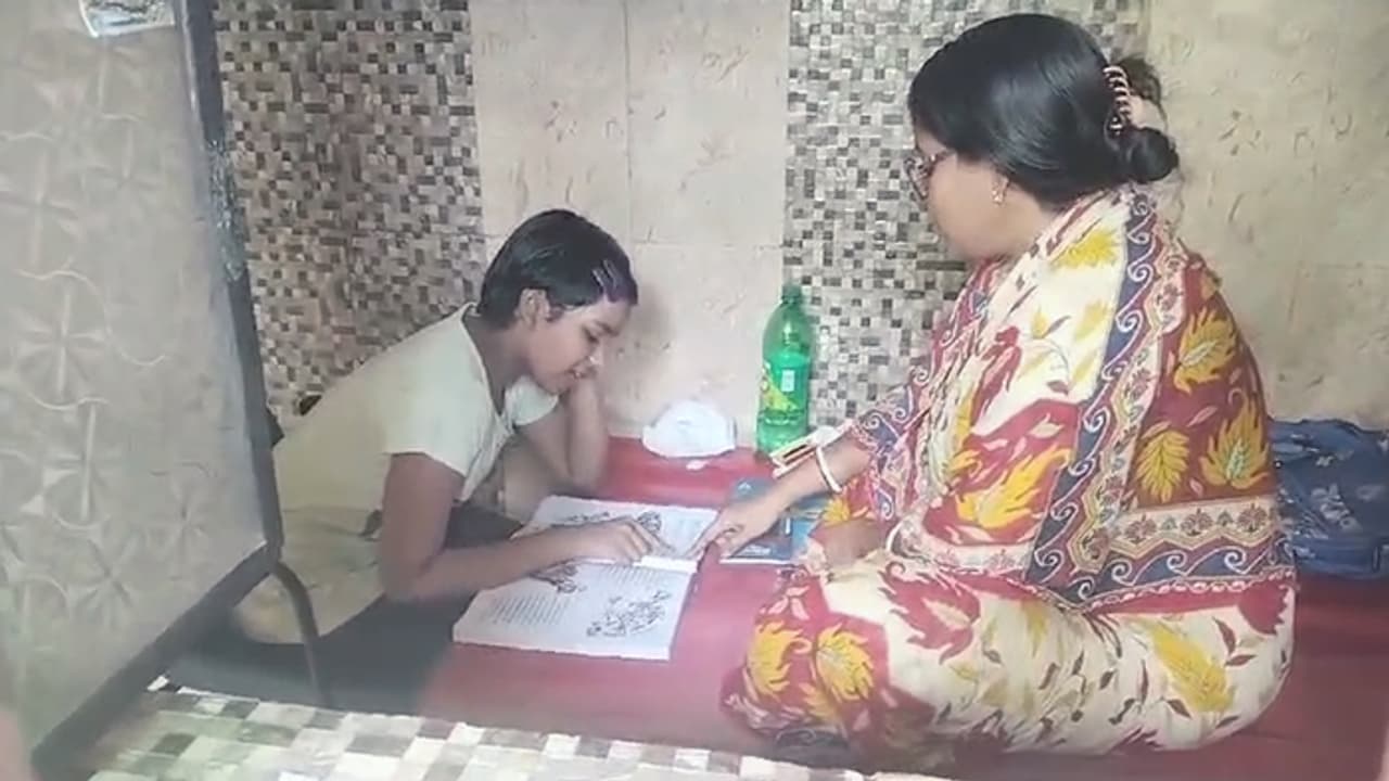 Needy mother teaching daughter in toilet in Ranaghat know the story of needy bsm Needy mother teaching daughter in toilet in Ranaghat know the story of needy bsm