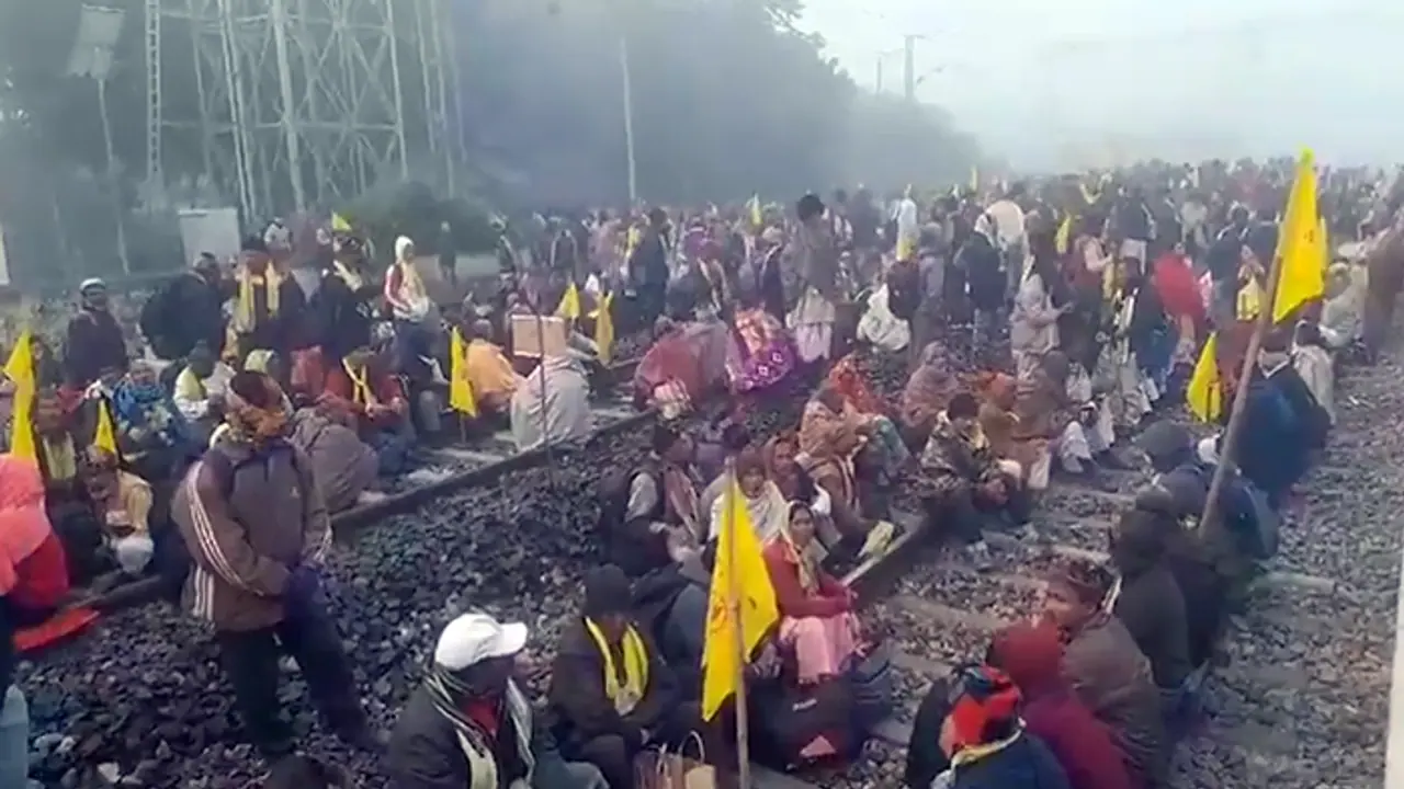 Railway blockade called by GCPA demanding declaration of Cooch Behar as a separate state passengers in trouble bsm Railway blockade called by GCPA demanding declaration of Cooch Behar as a separate state passengers in trouble bsm