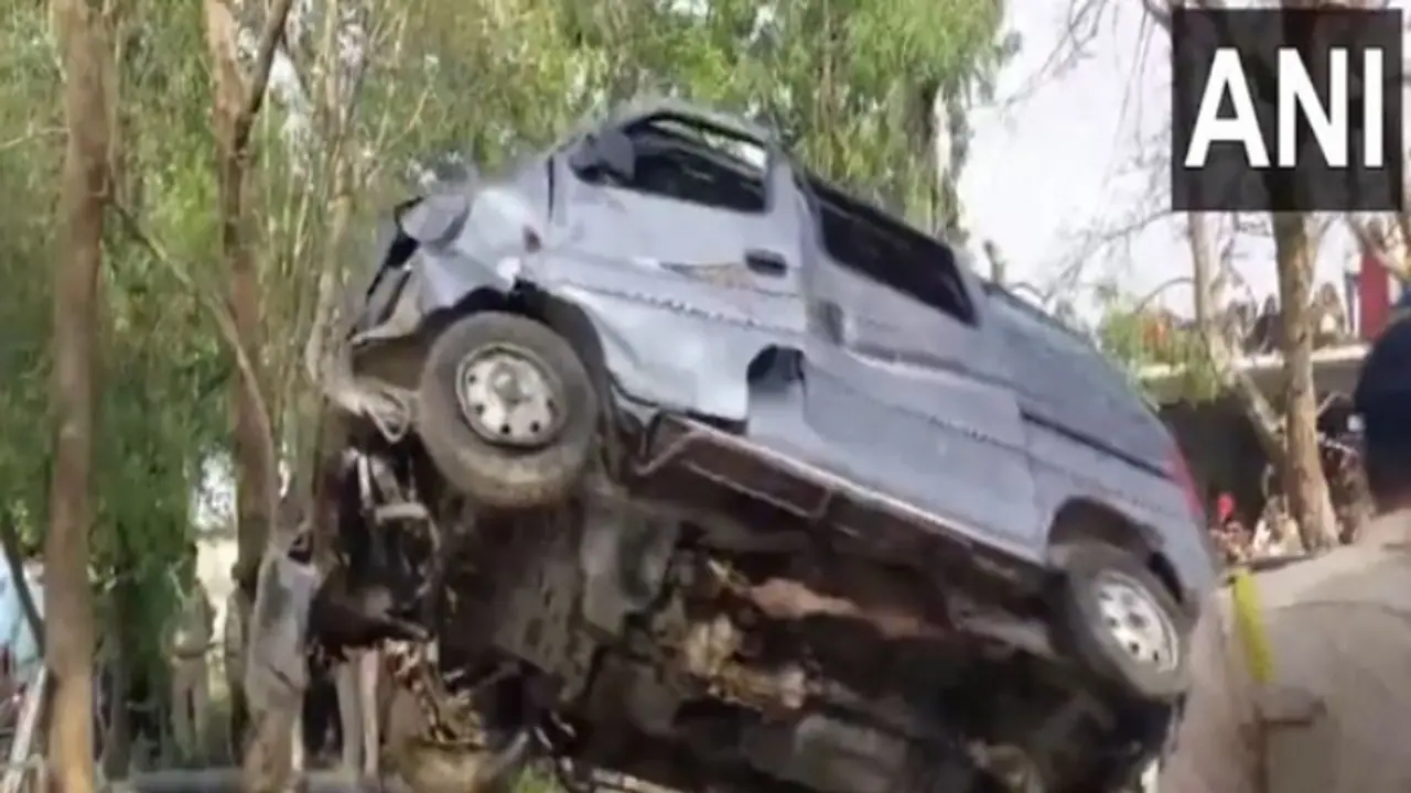 Van plunges into well in Mandsaur, MP