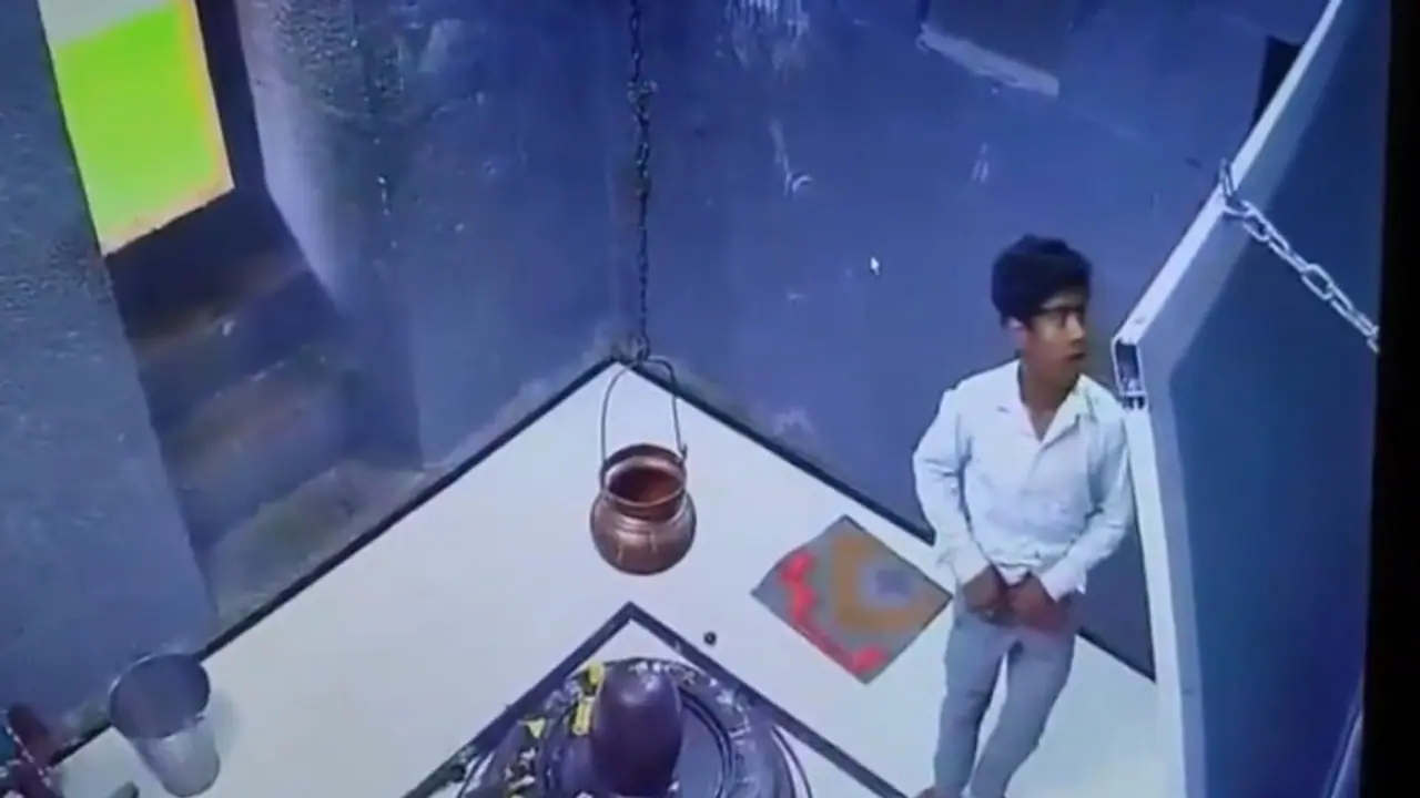Man urinates in Pune temple