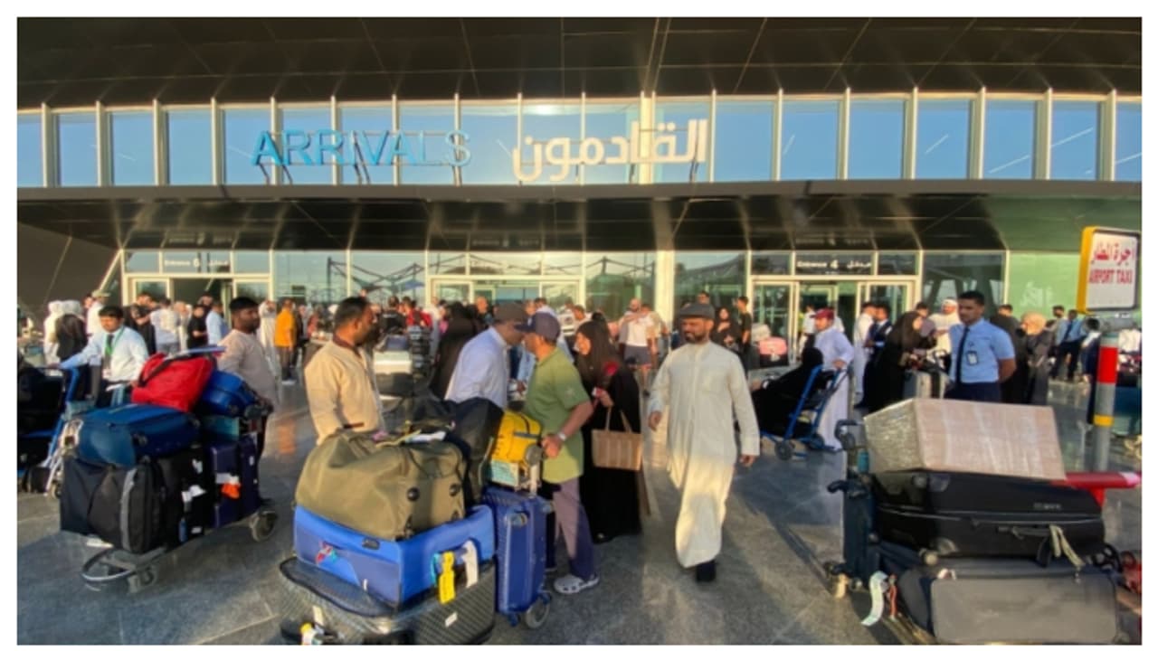 kuwait evacuates 334 citizens 