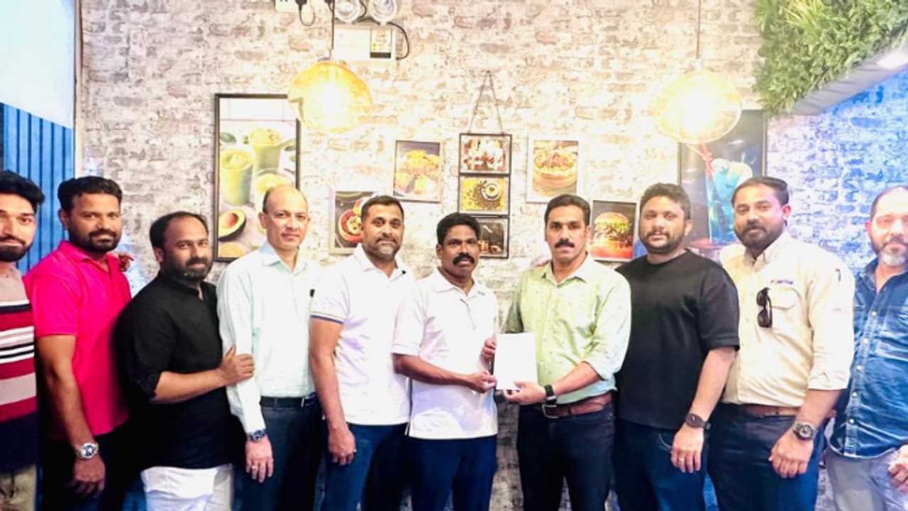 സജീവൻ സാമൂഹിക പ്രവര്ത്തകരോടൊപ്പം സജീവൻ സാമൂഹിക പ്രവര്ത്തകരോടൊപ്പം