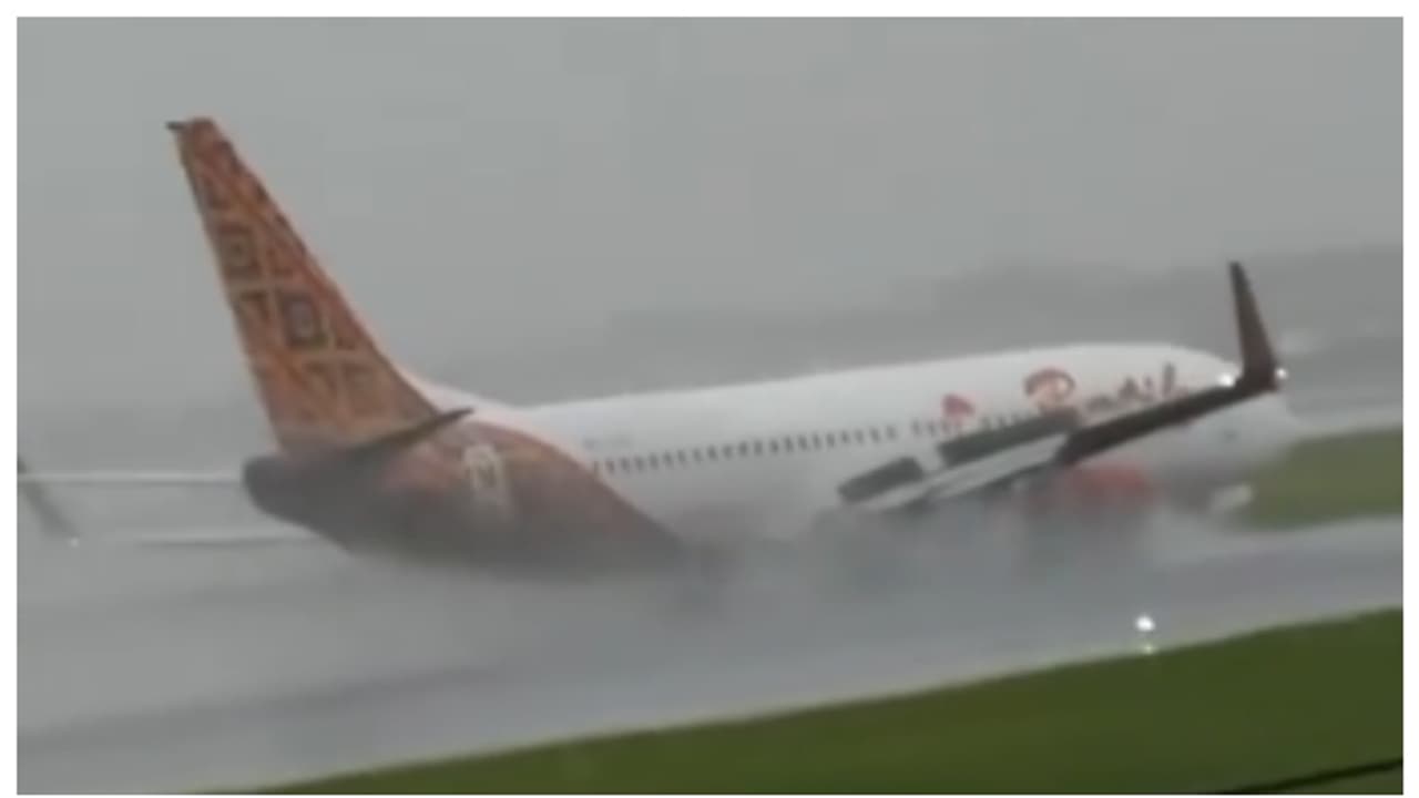 Batik Air Boeing 737 800 aircraft try to landing at Soekarno Hatta International Airport 