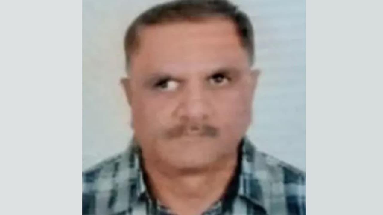 മിലൻ ഖാണ്ഡേക്കർ മിലൻ ഖാണ്ഡേക്കർ