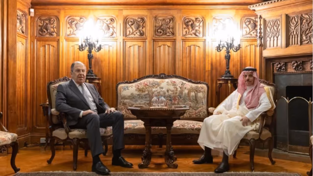 സൗദി വിദേശകാര്യ മന്ത്രി അമീർ ഫൈസൽ ബിൻ ഫർഹാനും ഷ്യൻ വിദേശകാര്യ മന്ത്രി സെർജി ലാവ്റോവും സൗദി വിദേശകാര്യ മന്ത്രി അമീർ ഫൈസൽ ബിൻ ഫർഹാനും ഷ്യൻ വിദേശകാര്യ മന്ത്രി സെർജി ലാവ്റോവും