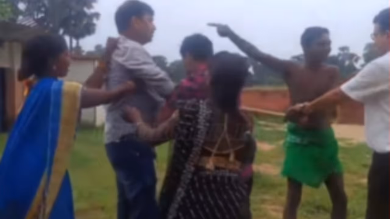 Teacher attacked by parents Teacher attacked by parents