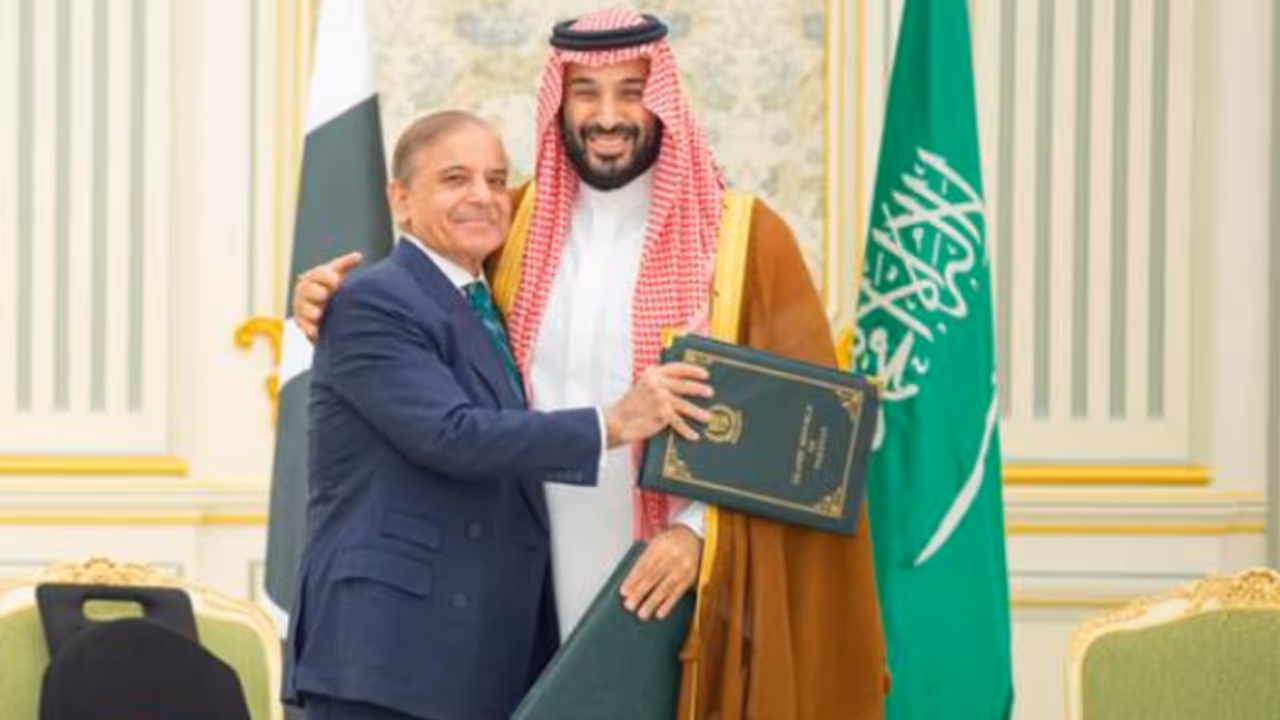 Saudi Arabia’s Crown Prince Mohammed bin Salman and Pakistani Prime Minister Shehbaz Sharif Saudi Arabia’s Crown Prince Mohammed bin Salman and Pakistani Prime Minister Shehbaz Sharif