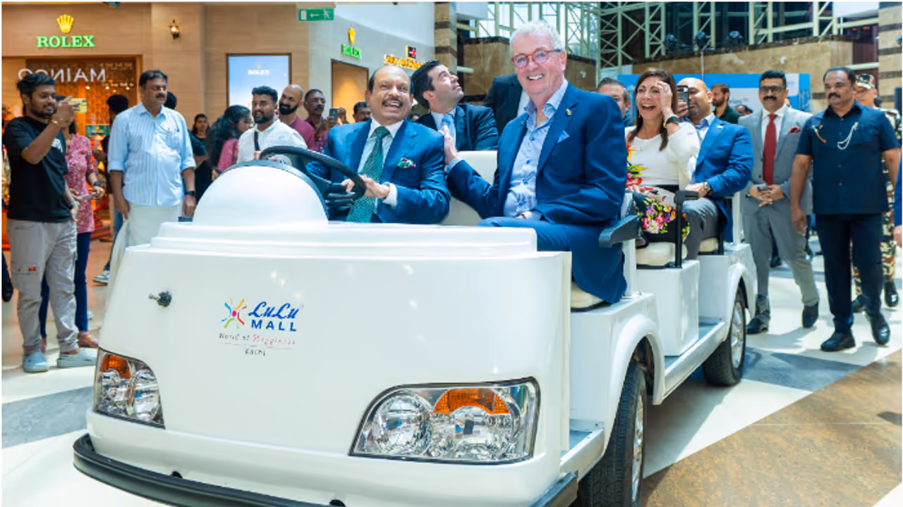 കൊച്ചി ലുലുമാൾ സന്ദർശിച്ച ന്യുജേഴ്സി ​ഗവർണർ ഫിലിപ്പ് മർഫിയെ ബ​ഗ്​ഗി വാഹനത്തിലിരുത്തി മാൾ ചുറ്റി കാണിക്കുന്ന ലുലു​ഗ്രൂപ്പ് ചെയർമാൻ എം.എ യൂസഫലി.