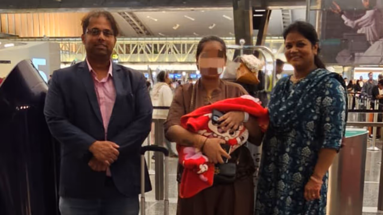 indian woman gave birth at airport 