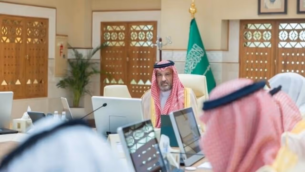 ഇരു ഹറം മസ്ജിദുകളുടെയും ഹജ്ജിന്റെയും ചരിത്ര മ്യൂസിയ പദ്ധതിയുടെ ചർച്ചാ യോഗത്തിൽ അമീർ ഫൈസൽ ബിൻ സൽമാൻ സംസാരിക്കുന്നു