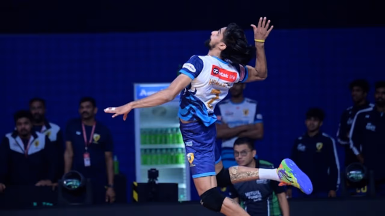 PVL 2025: Kochi Blue Spikers Beat Calicut Heroes 3–1 in Kerala Derby