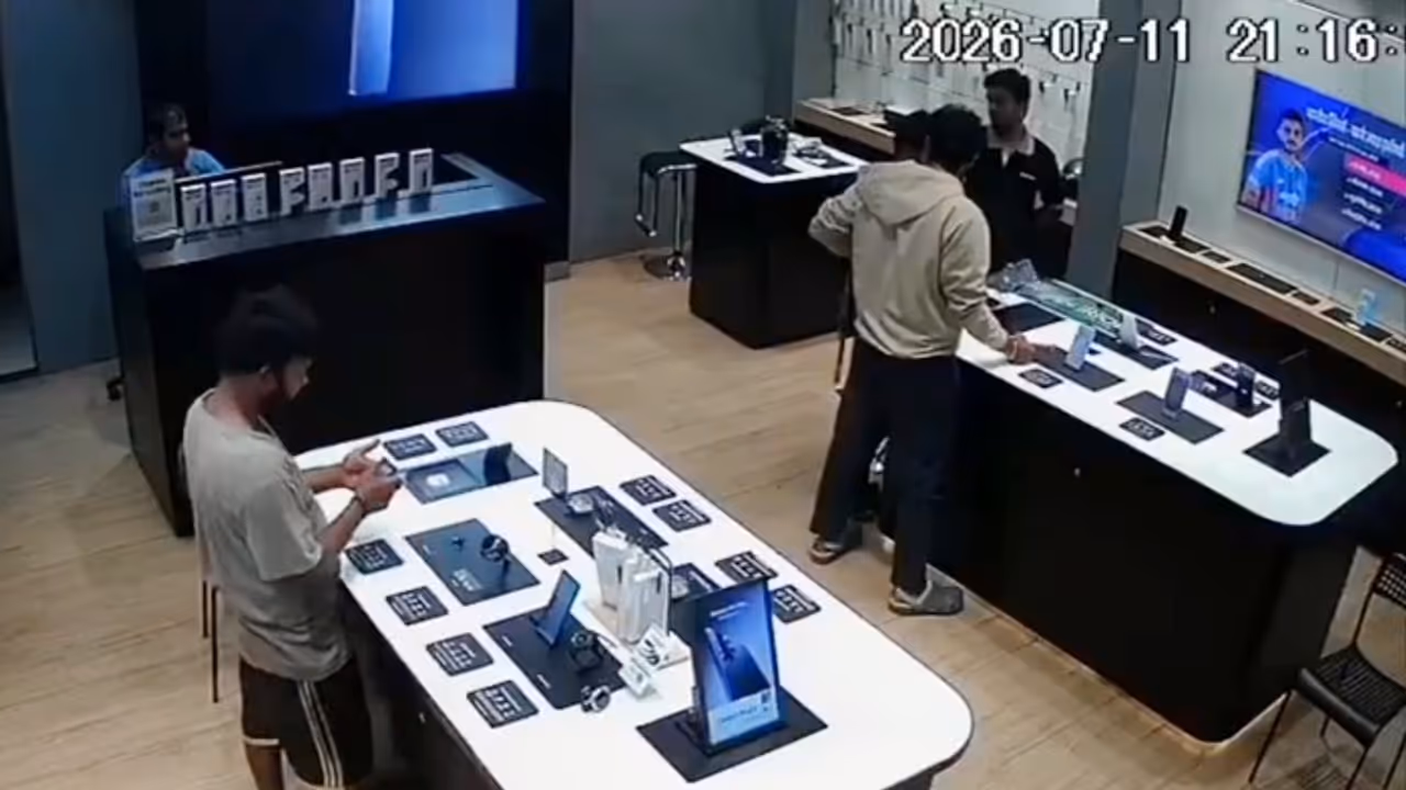 Caught On Camera: Man Posing As Beggar Steals Rs 1.5 Lakh Phone In Karnataka, CCTV Video Goes Viral | WATCH Caught On Camera: Man Posing As Beggar Steals Rs 1.5 Lakh Phone In Karnataka, CCTV Video Goes Viral | WATCH