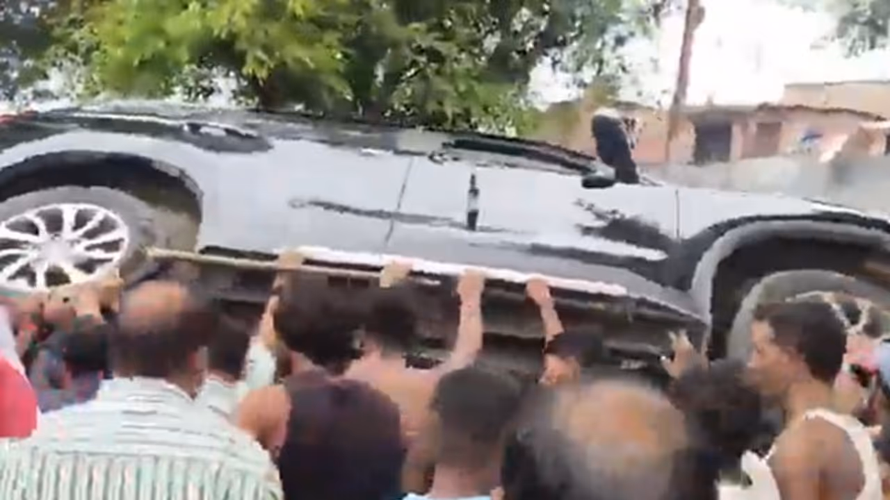 UP Doctor Attacked After SUV Hits Cow, Crowd Frees Animal Before Assaulting Him | WATCH Viral Video UP Doctor Attacked After SUV Hits Cow, Crowd Frees Animal Before Assaulting Him | WATCH Viral Video