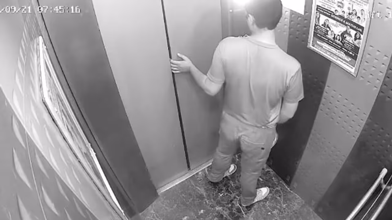 Caught On Camera: Ghaziabad Man Urinates Inside Society Lift; Viral CCTV Video Sparks Outrage (WATCH) Caught On Camera: Ghaziabad Man Urinates Inside Society Lift; Viral CCTV Video Sparks Outrage (WATCH)