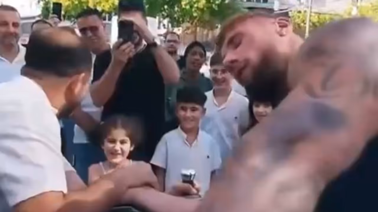 WATCH | Pro Arm Wrestler Lets Dad Win in Front of His Little Girl, Viral Video Wins Hearts Online WATCH | Pro Arm Wrestler Lets Dad Win in Front of His Little Girl, Viral Video Wins Hearts Online