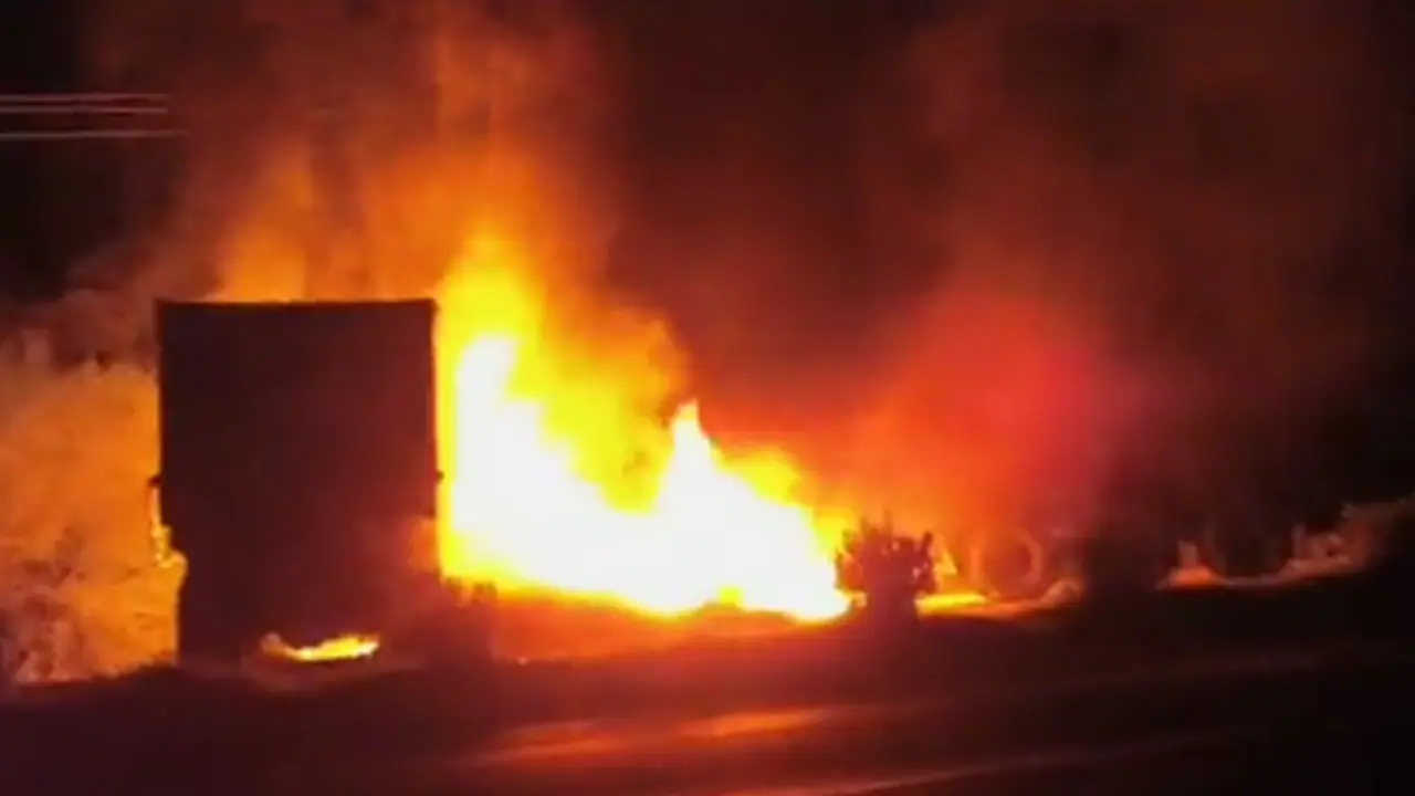 Dangerous accident two truck in Jhansi Dangerous accident two truck in Jhansi