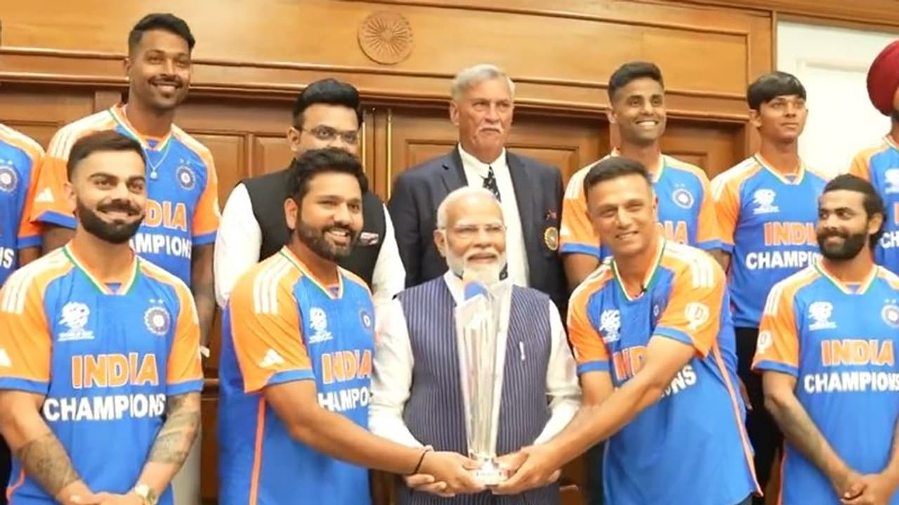 PM Modi With Indian Cricket Team T20 World Cup Trophy