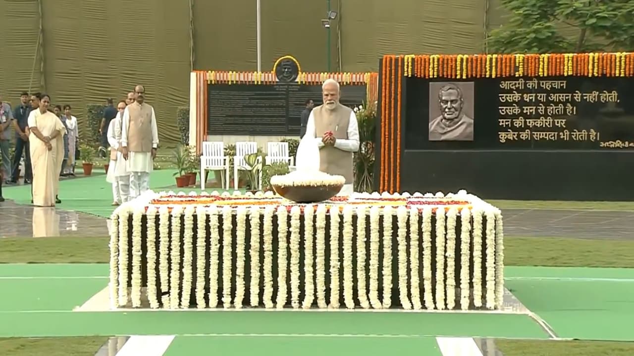 Narendra Modi pays tributes at Sadaiv Atal
