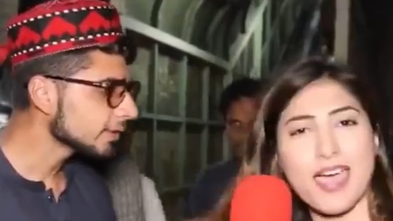 Man covers Muslim womans head with shawl Video viral on social media Man covers Muslim womans head with shawl Video viral on social media