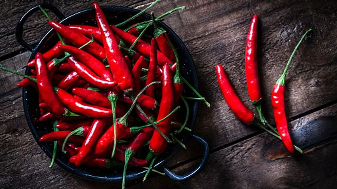 Green chilli or red chilli Green chilli or red chilli