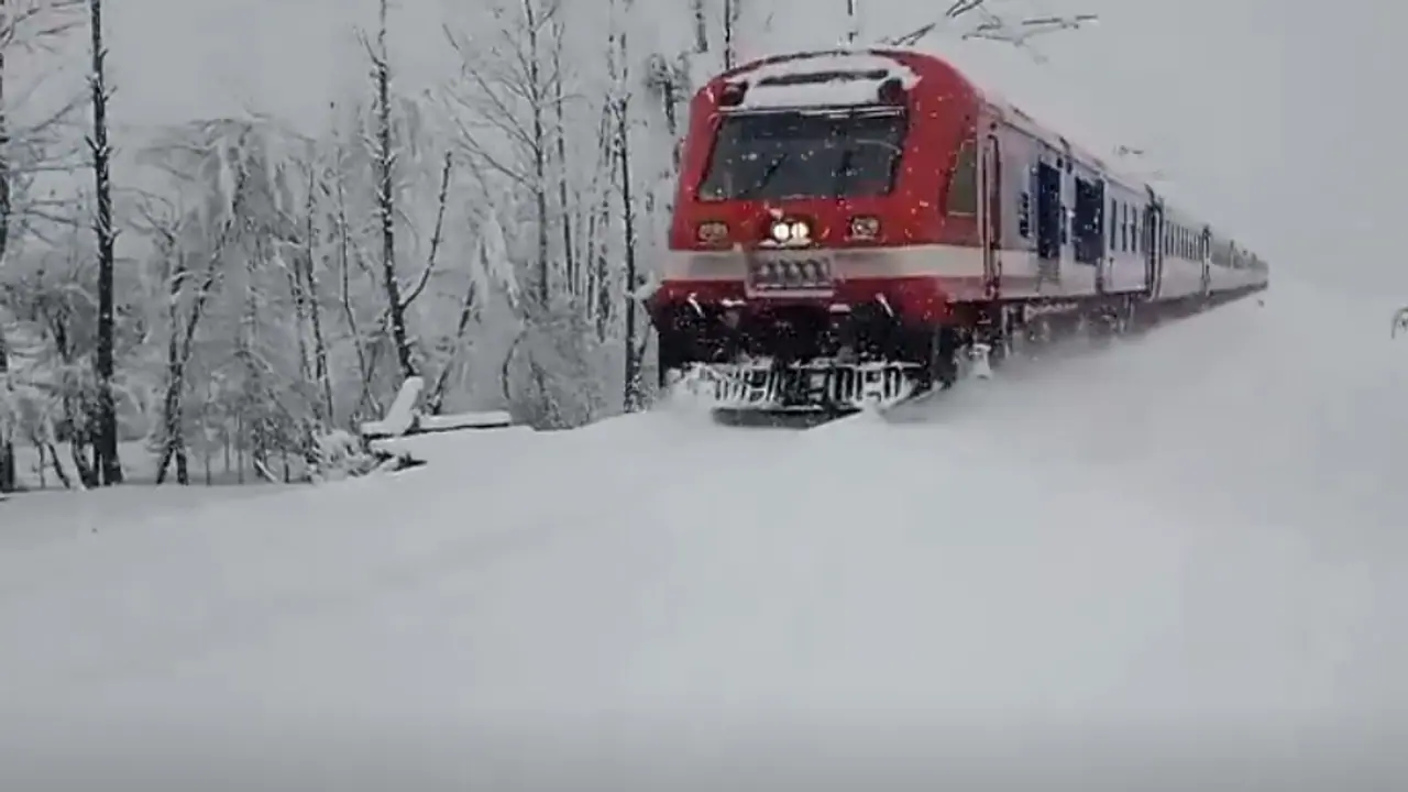 Railway Minister Ashwini Vaishnaw shared video of train running through snow in Kashmir watch viral video bsm Railway Minister Ashwini Vaishnaw shared video of train running through snow in Kashmir watch viral video bsm