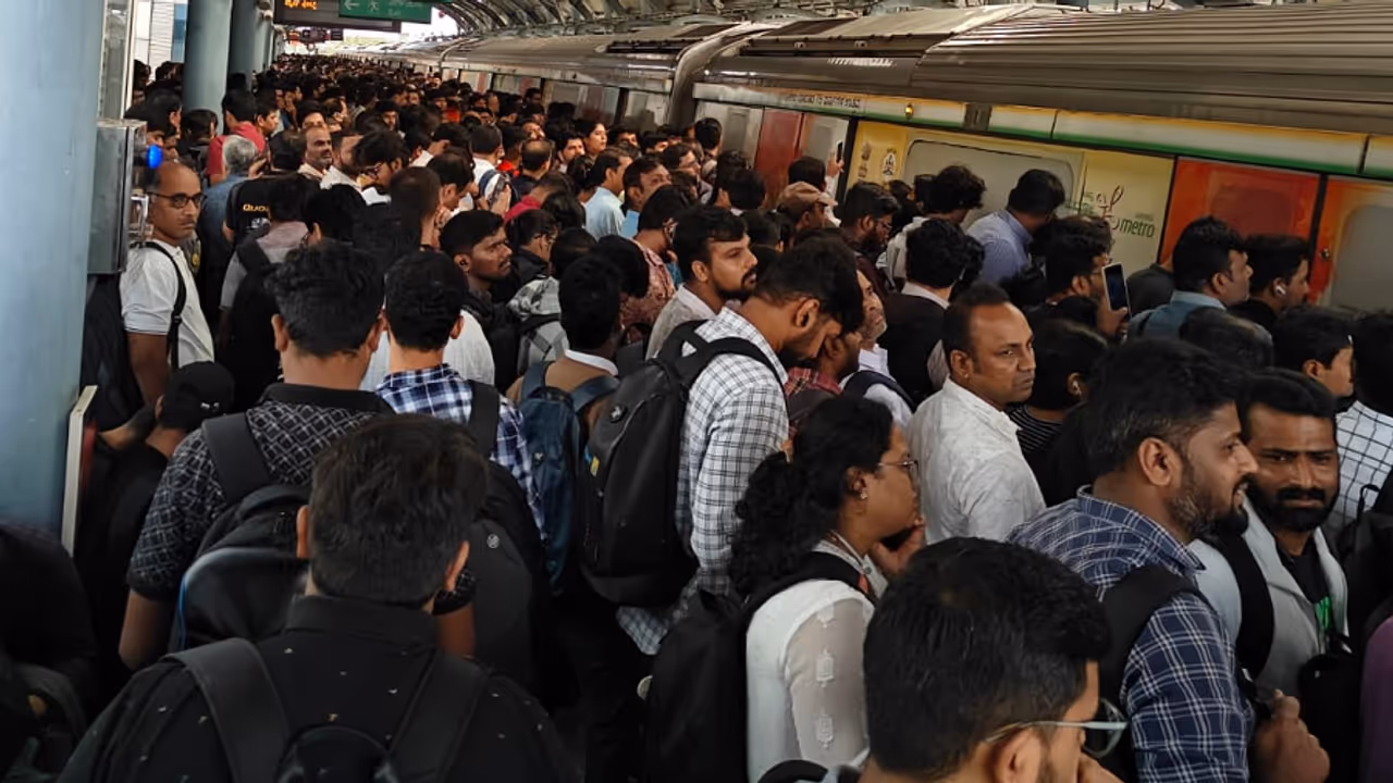 Crowded Bengaluru metro platform after 15 minute Purple Line disruption
