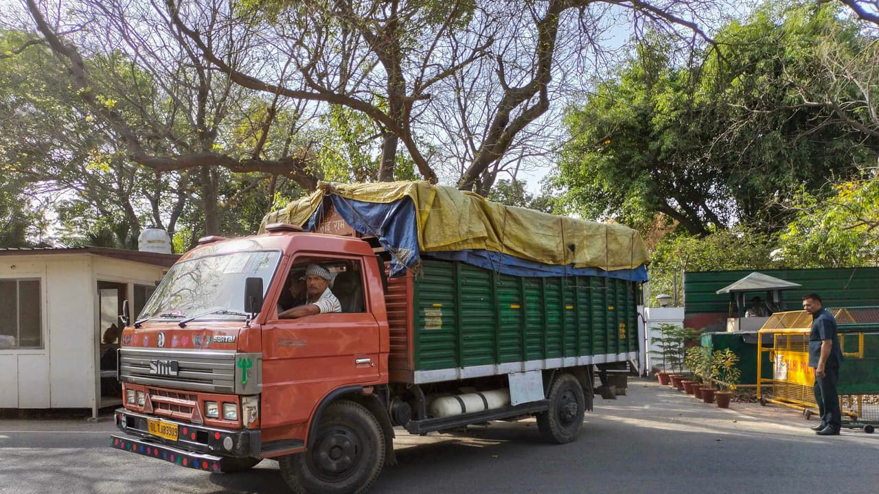 Rahul Gandhi to hand over official bungalow on Saturday 