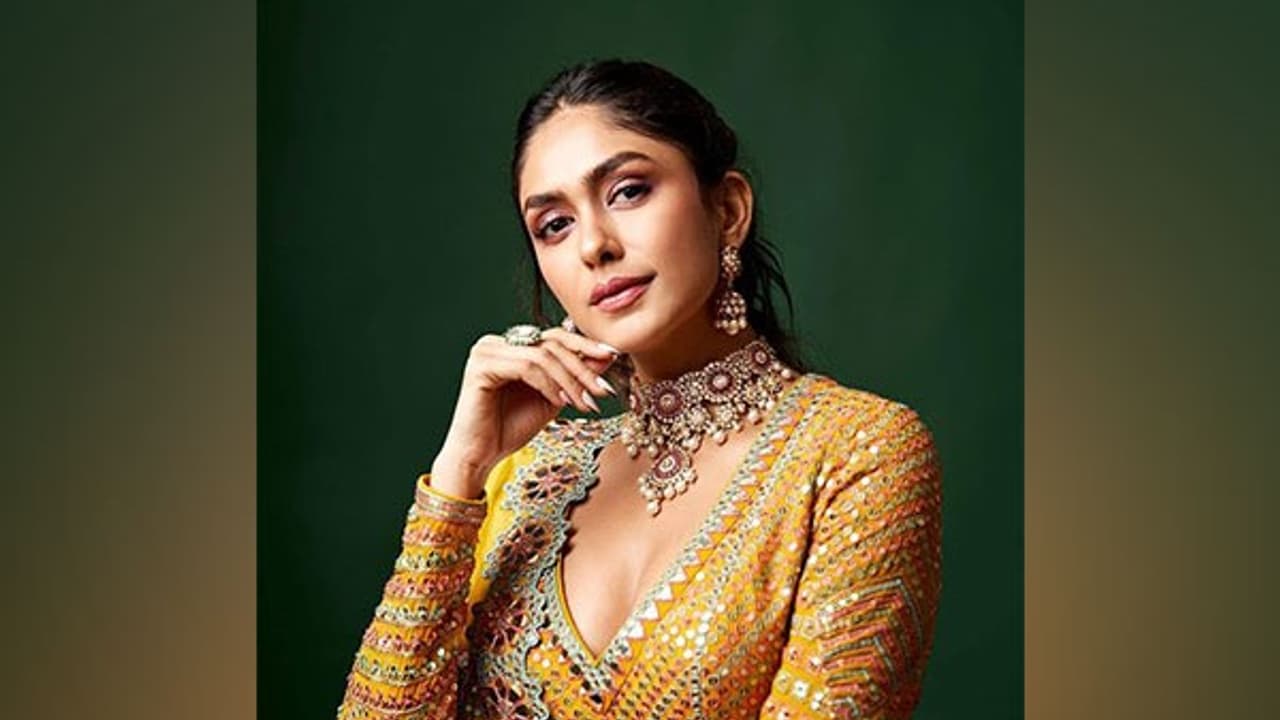 mrunal thakur mrunal thakur