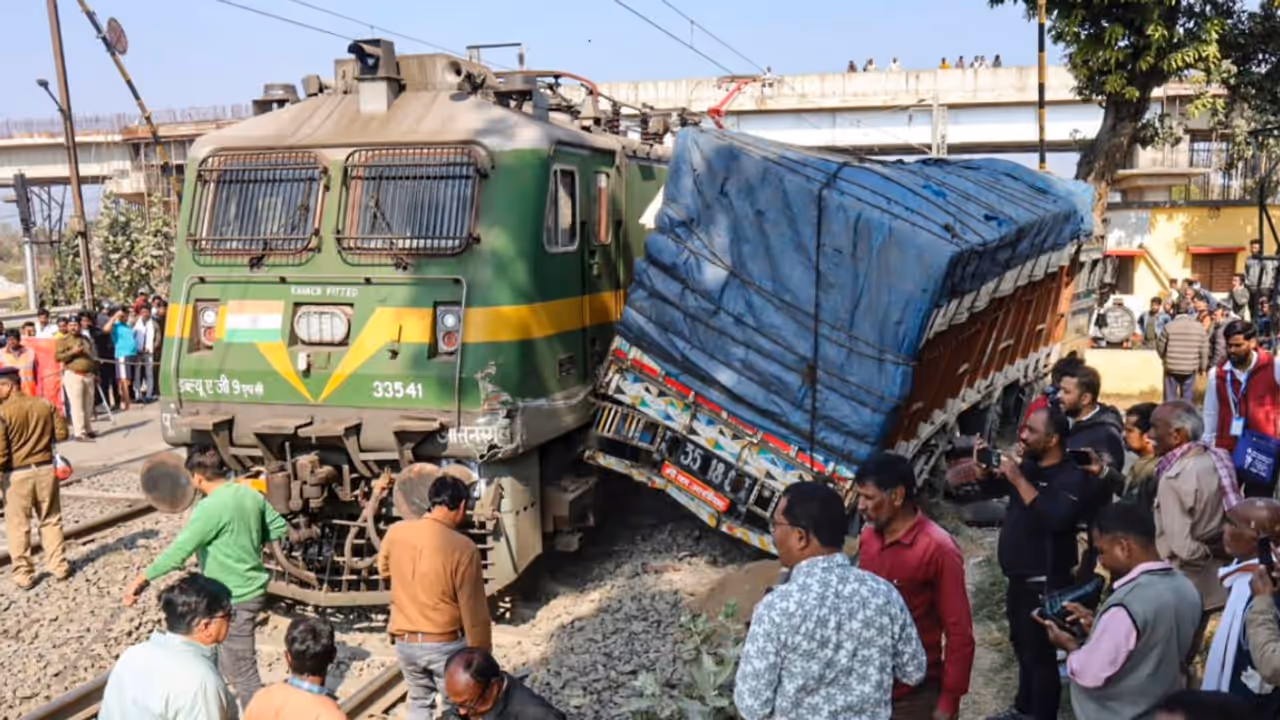 Train Rams Truck at Jharkhand Crossing, Major Accident Averted Train Rams Truck at Jharkhand Crossing, Major Accident Averted
