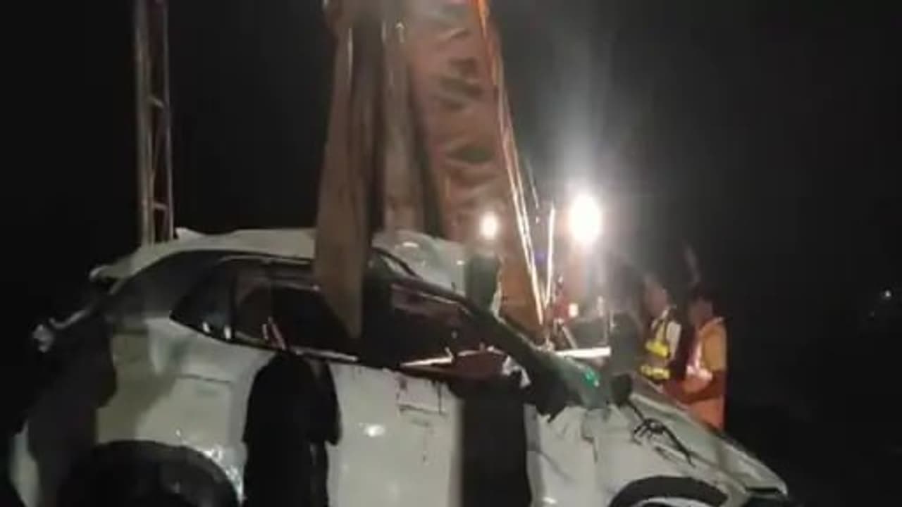 Major accident on Delhi Mumbai Expressway Car falls into a ditch, 3 members of a family die Major accident on Delhi Mumbai Expressway Car falls into a ditch, 3 members of a family die