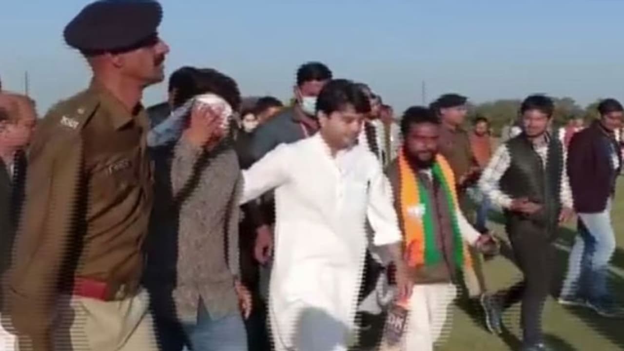 rewa news jyotiraditya scindia played cricket at inauguration of stadium BJP worker injured by ball hit by him rewa news jyotiraditya scindia played cricket at inauguration of stadium BJP worker injured by ball hit by him