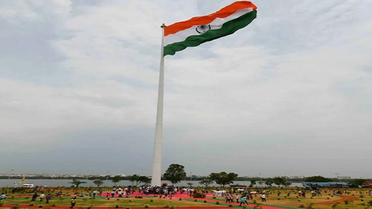 Preparations for hoisting the highest flag of UP are complete the tricolor is hoisted at these 9 places of India Preparations for hoisting the highest flag of UP are complete the tricolor is hoisted at these 9 places of India