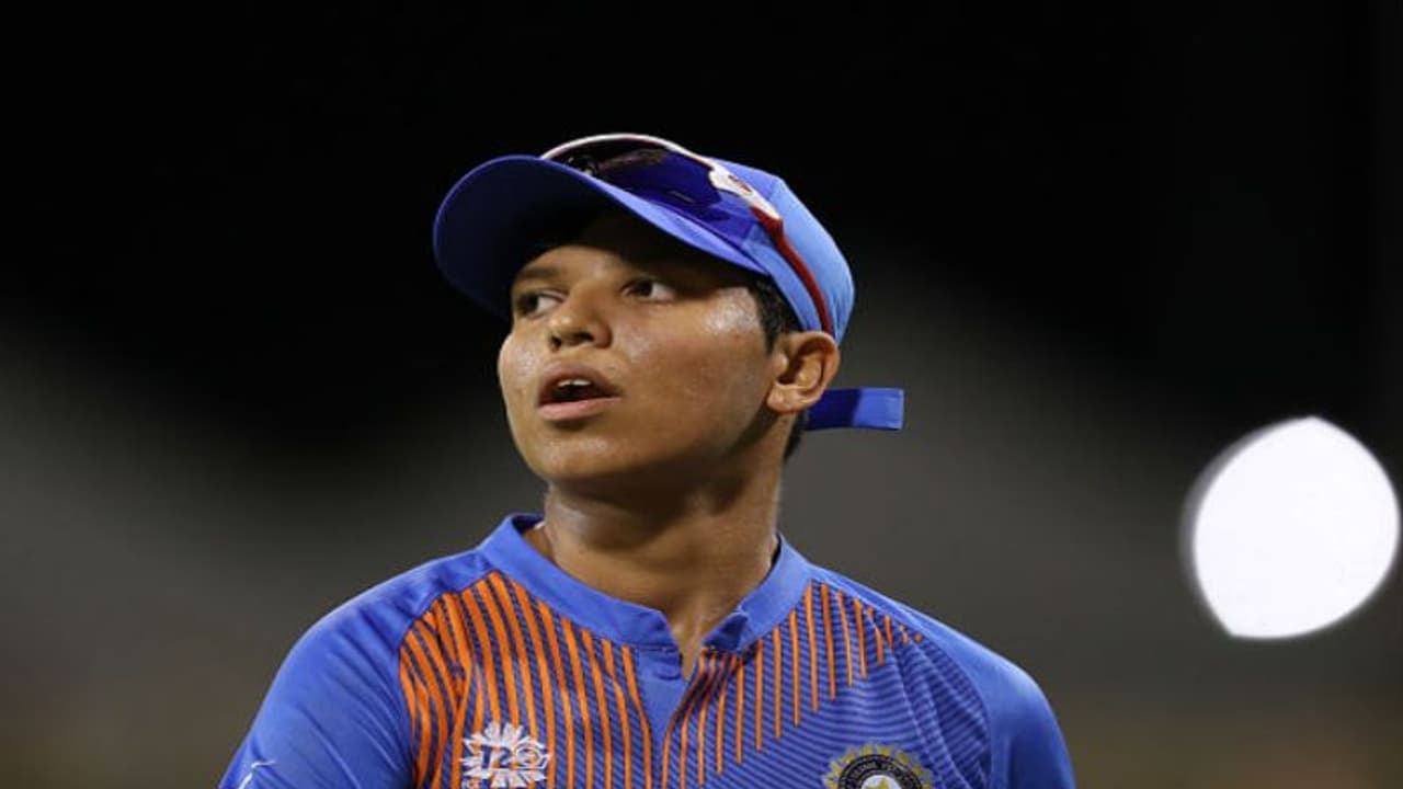 Cricketer Richa Ghosh donate 1 lakh rupees to fight against Coronavirus Cricketer Richa Ghosh donate 1 lakh rupees to fight against Coronavirus