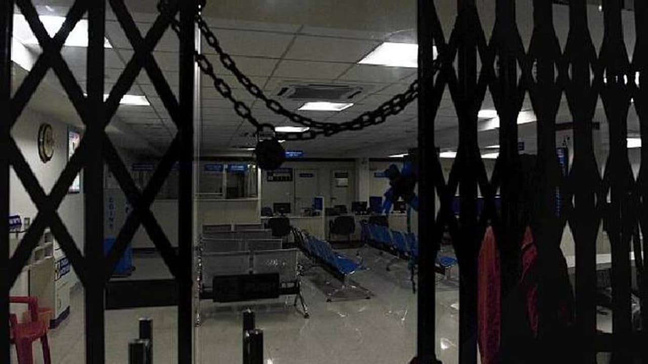 Bank Close Bank Close