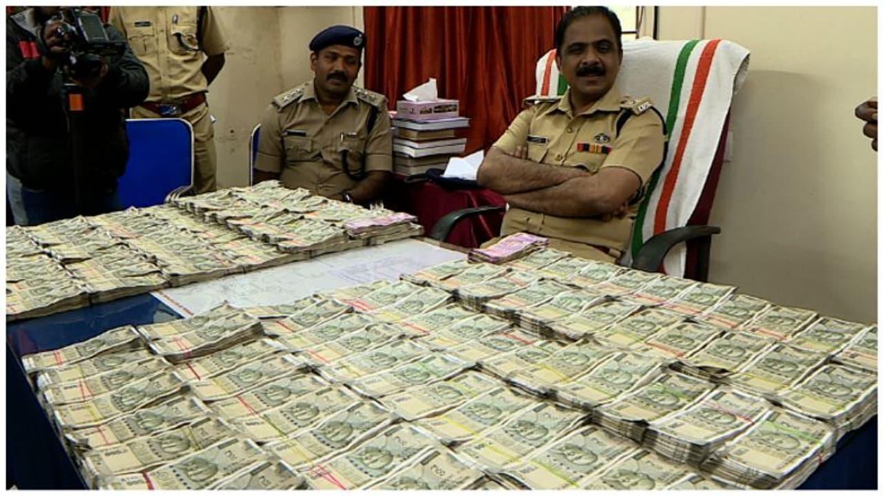 1 crore black money seized from a car in kattappana 1 crore black money seized from a car in kattappana