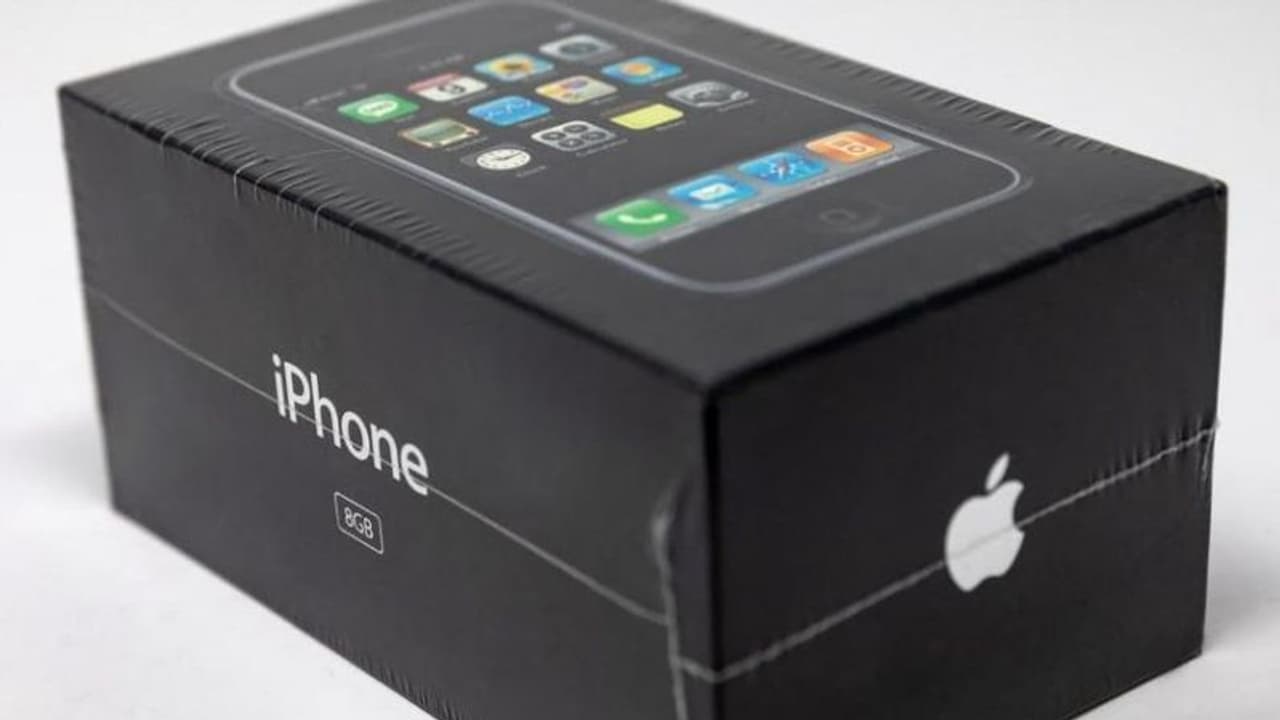 first generation iPhone, LCG Auctions, Apple iPhone, Smart phone, Steve Jobs, iPod