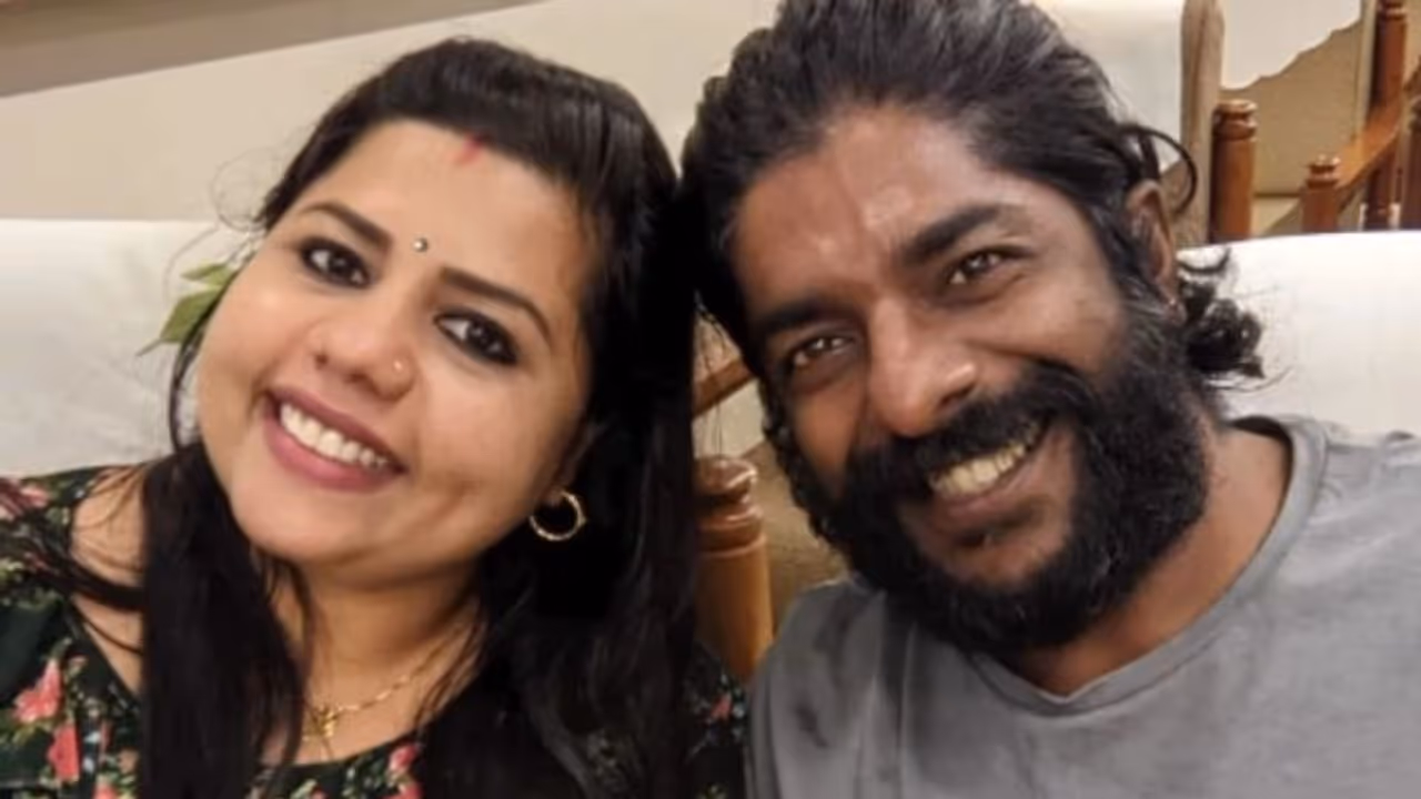 sneha sreekumar celebrates wedding anniversary with sp sreekumar and kids