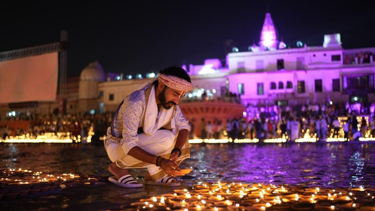 Temple city Ayodhya broke old record by lighting 22 lakh diya named it in Guinness World Record bsm Temple city Ayodhya broke old record by lighting 22 lakh diya named it in Guinness World Record bsm