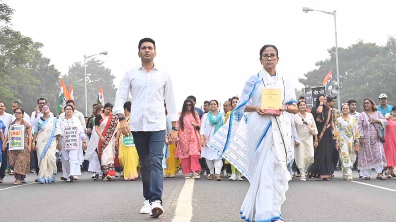 Mamata Banerjee and Abhishek hold a procession in Kolkata to protest against SIR Mamata Banerjee and Abhishek hold a procession in Kolkata to protest against SIR