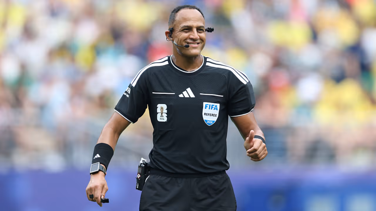 Referee Ismail Elfath Referee Ismail Elfath